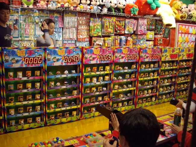 昔の日本にあった露天ですね。<br /><br />子供達がたくさんしてました。