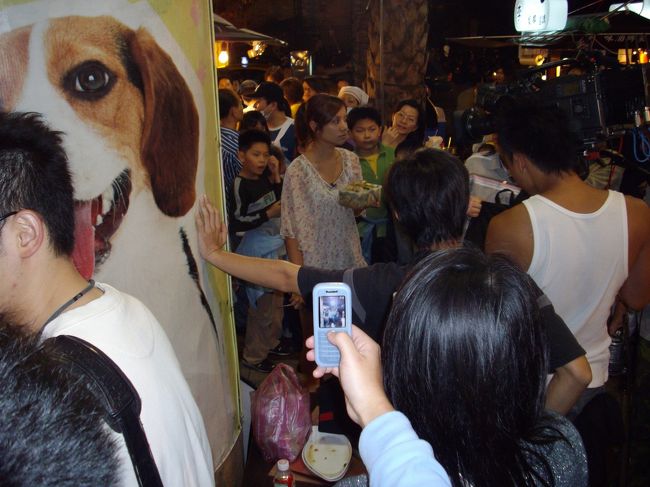 何か人だかりがあり、ＴＶカメラが見えたので覗いてみたら、台湾の芸能人の撮影でした。