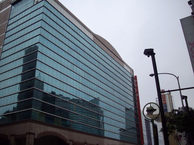 ＭＲＴ中山駅の新光三越11：00〜21：00<br /><br />日本人の方もたくさん買い物してました。