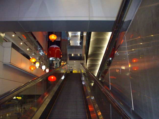 第2に着きました。<br /><br />チェックインのため3階へ