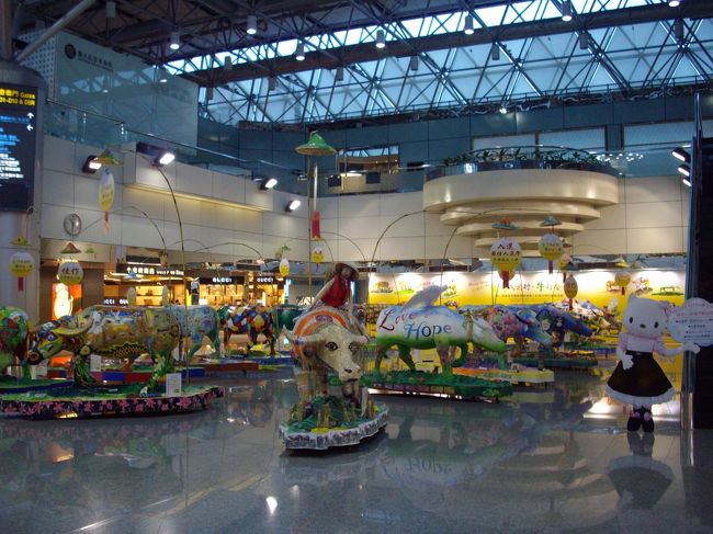 日曜日だったので、高速道が空いていましたので、早く着きすぎてしまいました。<br /><br />免税店を散策中