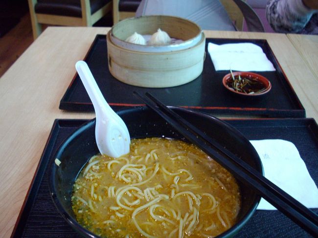 お腹がすいたので、食事です。<br /><br />最後の小ロンポウ、味噌ラーメン、ナポリタン<br />（４４０元）