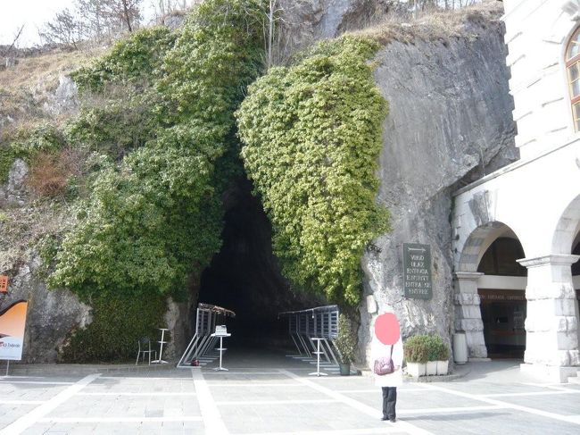 右が鍾乳洞の入り口、左は出口。