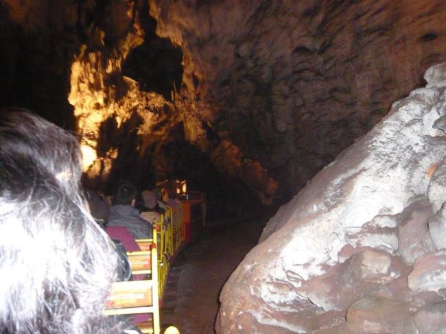 インディージョーンズのようです！！<br /><br />みんなキャーキャー言ってますっっ！！<br /><br />当たらないけど、つい頭を下げてしまいますっっ！！<br /><br />おもしろすぎる！！