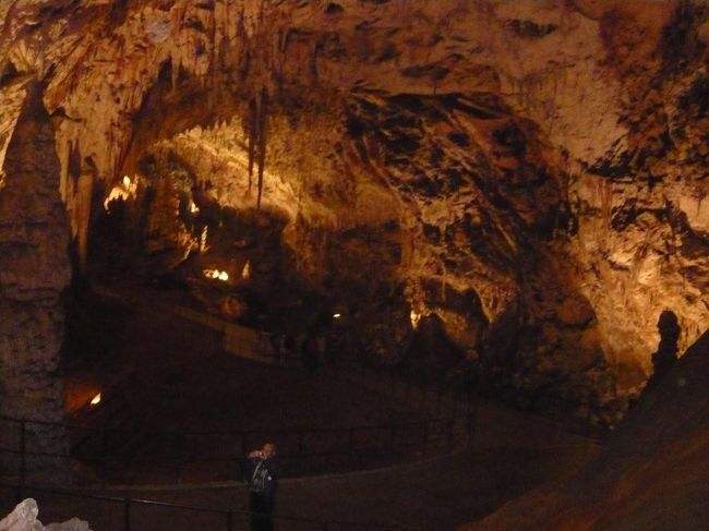 長さ約２０キロ。大きすぎる鍾乳洞に感激です。<br />ヨーロッパで1番、世界では３番目に大きいとの事。<br />