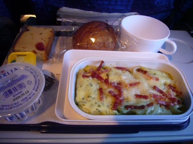 長時間フライトなので、また食事。<br />でも、ヨーロッパへ行くには北回りの<br />フィンエアーは断然早い。<br />１０時間くらいで着きますからね。<br />※帰りは９時間ほど！！