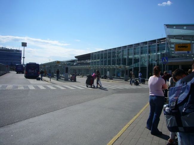空港に降り立つとさわやかな天気。<br />バスで、ホテルへと向かいます。<br />こんなときまで、タクシーを使わない俺って。。。<br />ビンボウ旅行が染み付いてます。（＾＾；