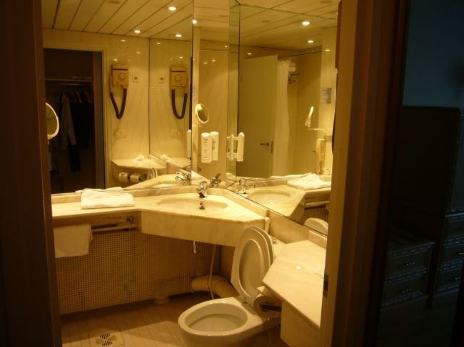 バスルームもご覧の通り。<br />これで一泊１００ユーロ程度。<br />このあたりのホテル、夏は安いようです。<br />皆さん、ビジネスを休んで、<br />どこかに遊びに行かれるのでしょう。<br />※昔、イギリス人と仕事をしたとき、<br />　やたらバケーションという言葉を<br />　聞いたなぁ。（＾＾；<br /><br />ということで、店も休んでるところが<br />多いので、注意が必要です。