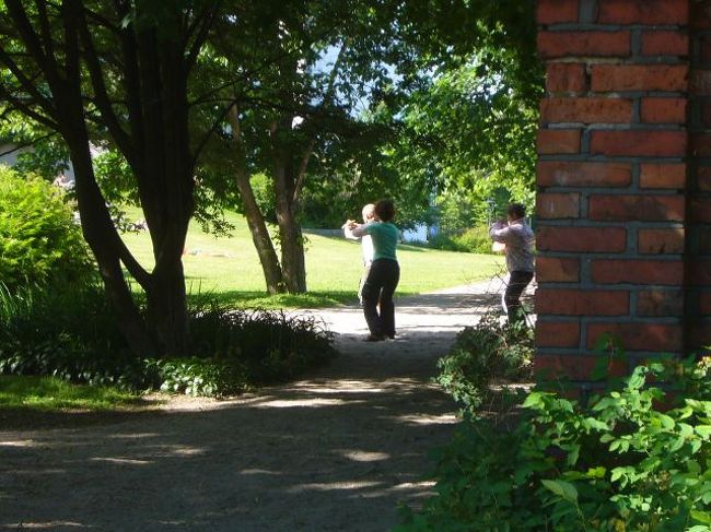 着替えて湖をうろついてみると、<br />サイクリングやジョギングをしてる人がちらほら。<br />当時、ジョグを習慣にしてたので、ここにも<br />ジョギングシューズを持ってきてました。<br />で、後ほど湖の周りを軽くジョグ＆ホテルサウナ。<br /><br />気持ちよかったぁ〜。