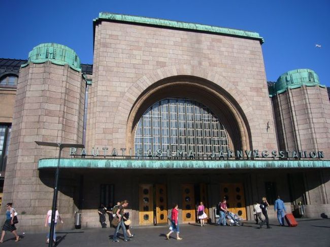駅の周りを散策。<br />立派なヘルシンキ駅。<br /><br />青空とのコラボレーションが綺麗。