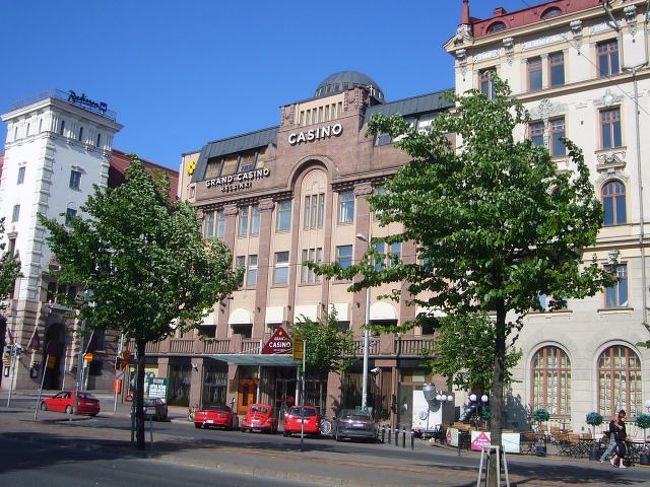 カジノはヘルシンキ駅のまん前にあります。<br />スーツがあるので、ドレスコードも気になりません。<br /><br />minベット10ユーロとそんなにレートも高くない。<br />それに、英語でやってくれるのがいい！！ <br />言葉がわかるのっていいですね。 <br />＃ドイツでは、ドイツ語だったので。。 <br />３０分ほど遊んで、２００ユーロの勝利！（＾＾）<br /><br />でも、そのユーロは、空港のムーミンショップで、<br />フィンランドへと帰っていきました。（＾＾；