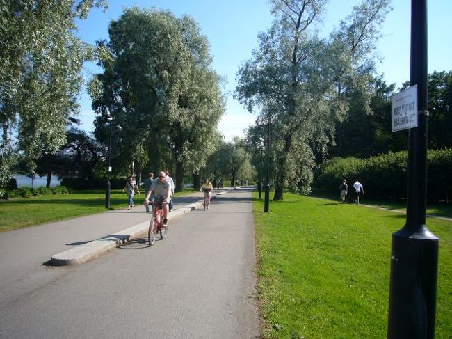 ホテルの前の湖でジョグ！<br />＆ホテルのサウナ。<br />気持ちよかったぁ〜。<br /><br />で、ヨーロッパのホテルで、<br />ビックリするのが、男女混浴！！<br />一人でサウナに入ってると、<br />おばあちゃんが、恥ずかしげもなく<br />入ってきて。。<br />作法を教えてくれました。<br />こっちが恥ずかしい。。（＾＾；<br /><br />後で、ネットで調べると、ヨーロッパの方は<br />そういうところで裸になるのは、いらやしい<br />感じにはならないんだとか。<br />それでも、俺には恥ずかしい。（＾＾；<br />