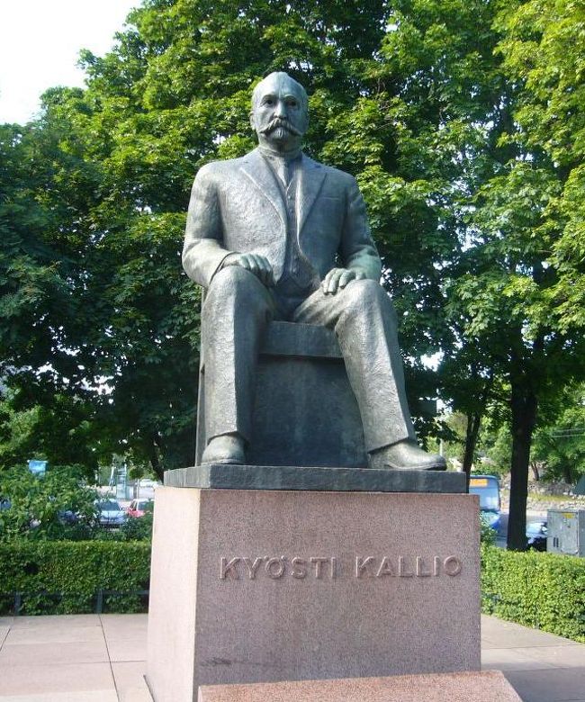 夕食を食べ終わって、９時くらいにホテルへ<br />向かってる時が、この明るさ。さすが白夜。<br />で、この人、ムーミンの生みの親ですが。。。<br /><br />この前で、偽警官に遭遇。<br />経緯を書くと。。。<br /><br />１）イタリアからの旅行者と称する人が<br />　　寄ってきてこの像との写真を撮って<br />　　欲しいという。<br />２）その人に、近くのATMの場所を聞かれる。<br />３）ニセ警官登場。<br />　　身分証明書を出せ、パスポート持ってないなら<br />　　クレジットカード出せ。<br />４）自称イタリアからの旅行者はカードを渡す。<br />５）俺たちにカードを出させようとする。<br />　　⇒カード渡したら、おそらく<br />　　　スキミングされます。<br /><br />なんか、おかしいよねって、日本語で会話をして。。。<br />彼らには、英語で、ポリスに行こうっていうと怯む彼等。<br />しばらく、しつこいやり取りが続いた後、<br />諦めてくれました。<br /><br />フィンランドは、治安のいい町で、そういうやからはほとんどいないそう。<br />イタリアから流れてきたんじゃないかという予想。<br />こういう人達は、すぐうわさになって、いなくなっちゃうだろうなんて、言ってました。<br />