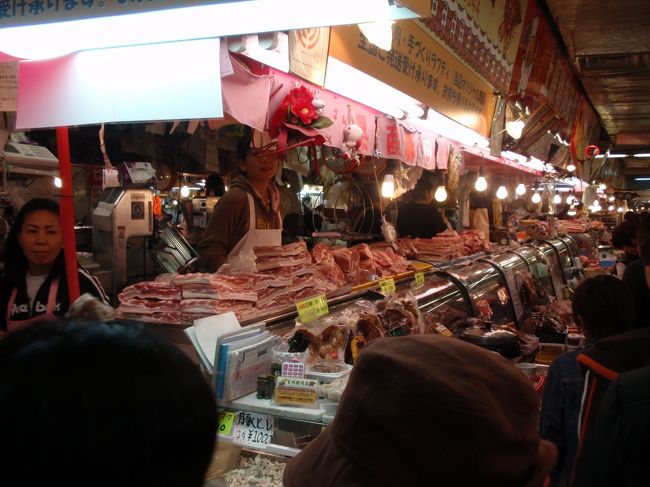 ホテルで少し休憩した後は夕食に向かいます。その途中で牧志第一公設市場に立ち寄りましたが、前回同様に結構混んでました。