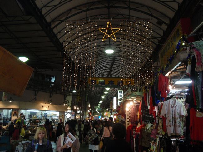 市場本通り。地元の人だけでなく年末年始を沖縄で過ごす観光客と思われる人が結構多かったです。