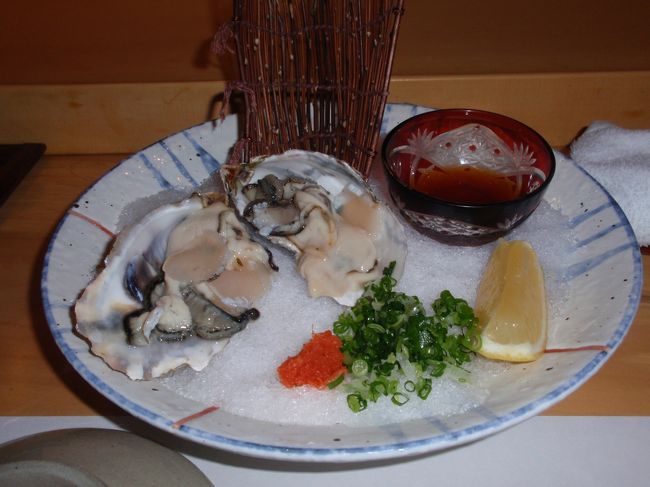 このお店は沖縄の魚だけでなく、全国各地の新鮮な素材を提供してくれます。<br />まずは生牡蠣（諫早産だったはず）。とても新鮮な牡蠣でした！