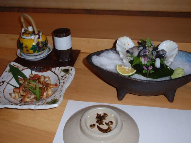 せっかく沖縄に来たので地元のものも。シャコ貝のお刺身はコリコリした食感がたまりません。