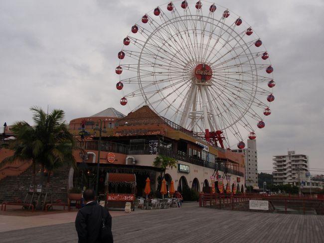 沖縄での年越しは恩納村にある「リザンシーパーク谷茶ベイ」で過ごすため、那覇市内からレンタカーで沖縄本島を北へ北へと向かいます。途中、観覧車にでも乗ろうかなと美浜アメリカンビレッジに立ち寄りましたが、あまりの曇り空に観覧車には乗らず散策に止めました。