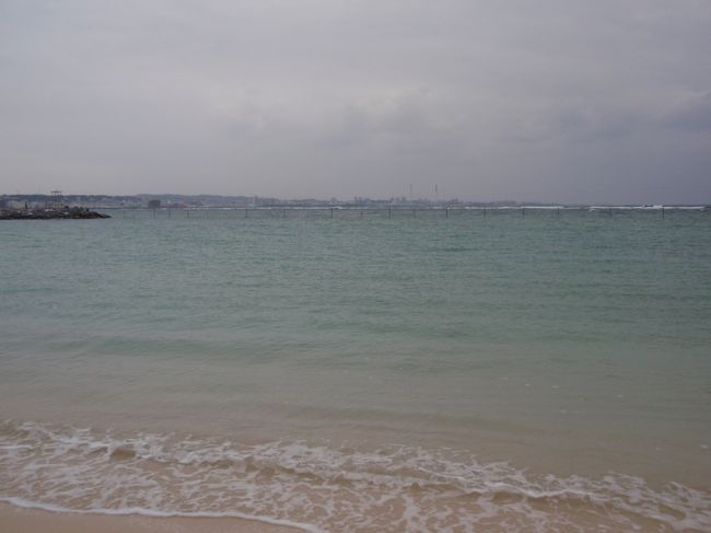 アメリカンビレッジにあるサンセットビーチ。北に向かう途中で立ち寄ったと思われる人達がちょこちょこいましたが、どよーんとした曇り空。。。おまけに雨まで降ってきちゃいました。