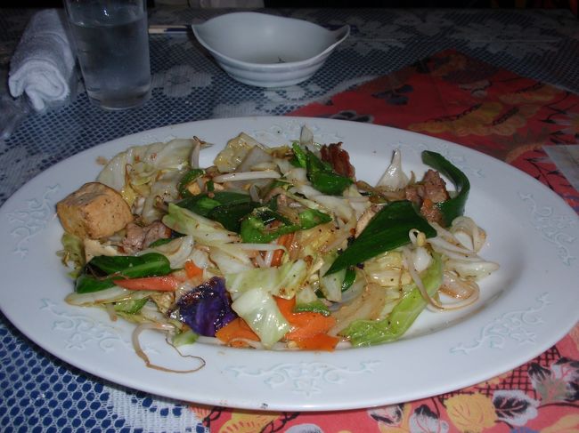 ドライブインだけあって、ハワイという名前にも関わらず和食・ステーキ・沖縄料理といろいろなメニューが揃ってました。せっかくなのでトーフチャンプルーと三枚肉そばなどの沖縄料理を注文。トーフチャンプルーは味付けは濃い目ですが、美味しかったです。