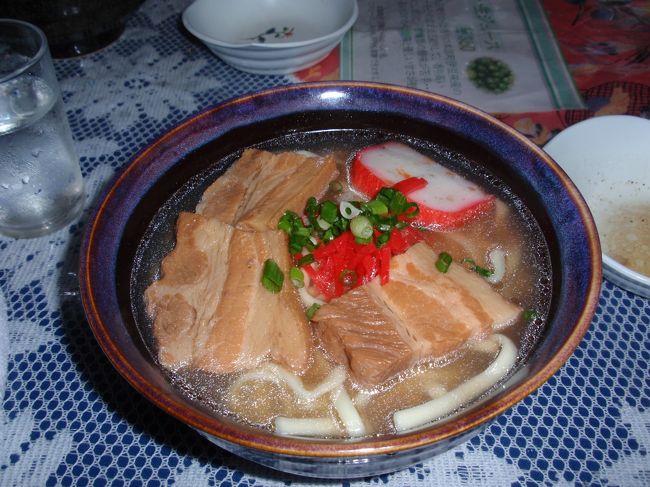 三枚肉そば。こちらは普通で沖縄そばのお店ではないなーっと。。。店内ではタコライスやロコモコを頼んでいるお客さんがいましたが、結構ボリュームがあって、美味しそうでした。
