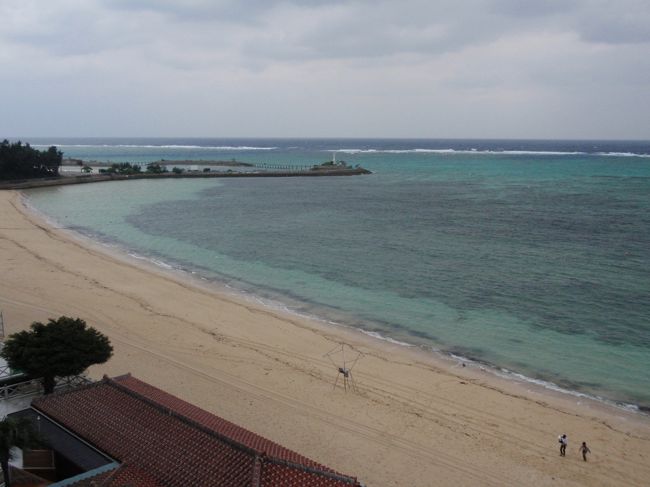 お部屋はオーシャンビューでキレイな海が見えます。ただ、はんぱなく風が強かったです・・・