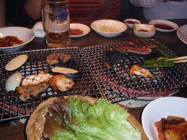 大晦日の夕食はホテル内の焼肉レストラン「味楽亭」で。店内は年末年始を沖縄で過ごす家族連れ（３世代が多かった）で賑わってました。