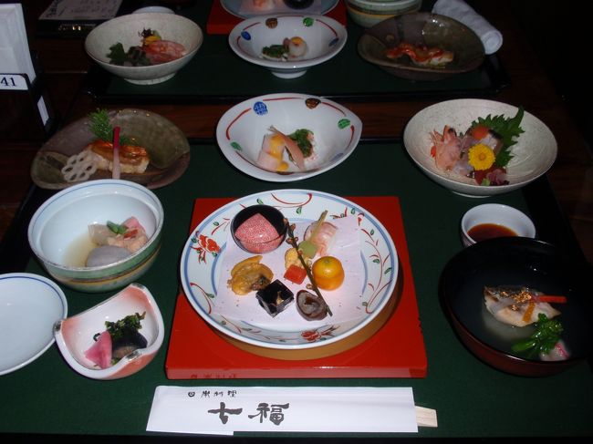 夕食のメニューは予め決まっていて会席料理。これ以外にもまだ料理が出てくるのかなーって思っていたら、これだけだったのでちょっと足りなめ。。。その分、部屋に帰って泡盛とおつまみをしこたま頂いちゃいました。