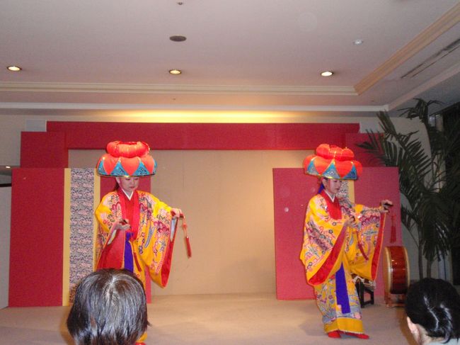 食後にこちらもお正月イベントの琉球舞踊を観賞。最後は観客もステージに上がってみんなで踊りまくりした♪