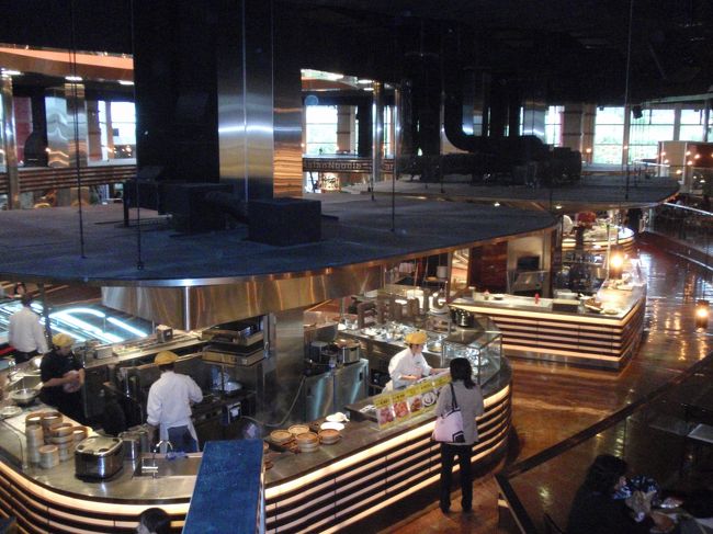 レンタカーを返却して、おもろまちのＤＦＳギャラリアへ。お腹も減ったのでお買い物前にＤＦＳ内にあるフードコロシアムで昼食を。ここでは入口でパスポートが配られますのでそれぞれのお店ではお金は払わず出るときにレジで精算します。