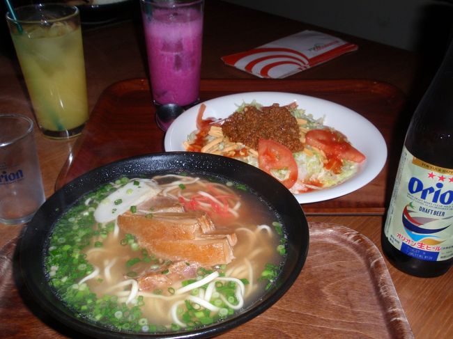 ごんたちゃんは沖縄そば、ごんたちゃん妻はタコライスをいただきました。