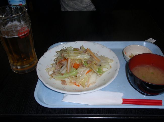 オリオン発泡酒の生と野菜炒め。野菜炒めはおつまみにするのでごはんは遠慮しました〜