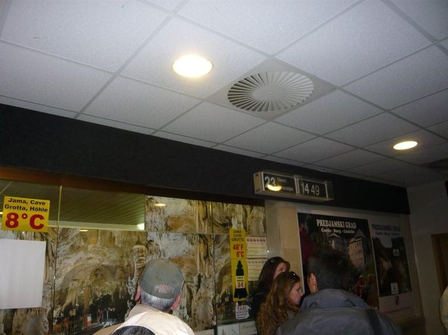 鍾乳洞の中は　８℃を保っています。<br />
