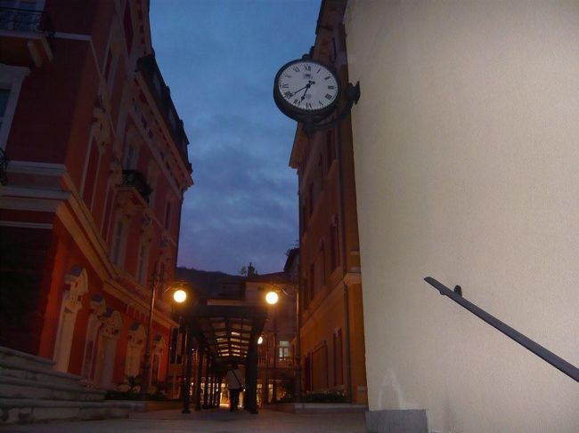 近くのスーパーは午後8時まで。<br />急がなきゃ。