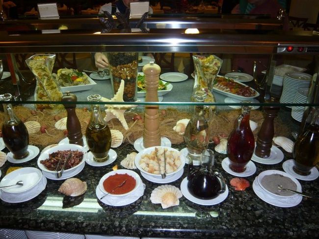 夜はバイキング。<br />香草や唐辛子、いろんな種類のオリーブオイルがありました。<br />デザートは甘すぎて、遠慮しました・・・