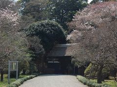 駅前からバスに乗って、約15分で偕楽園にやって来ました。
偕楽園は大きいので、門（入口）も4つあります。
偕楽園自体は入場無料です（好文亭は入場料が必要）。

【偕楽園・表門】
から、中に入ります。