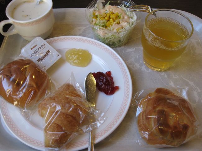 朝食はセルフで自由に選べますが、パン類とカップサラダ、飲み物類しかないことで不満が多いホテルです。コスト的に適正ではあるいうと評価もあります。無料サービスですからね。<br /><br />トースターがあったのでクロワッサンと黒糖パンを温めて、シークァーサージャム、ハイビスカスジャムをつけて食べました。飲み物はカップスープの粉末が用意されているのでお湯を入れ、冷たいさんぴん茶ももらいました。<br />食パンやくるみパンなどもあります。写真右下のブルーベリーパンはいまいちでした・・・。クロワッサンを1分程トーストしたのが美味しくてもう1個もらいました<br />