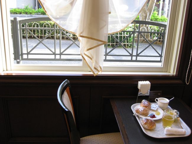 窓辺の席に座って外を眺めながらパンを食べるのはとても清々しい気分でした。<br />建物の雰囲気やパンと飲み物だけというコンチネンタルスタイルは、昔宿泊したロンドンの大きなホテルの朝食を思い出します。<br />