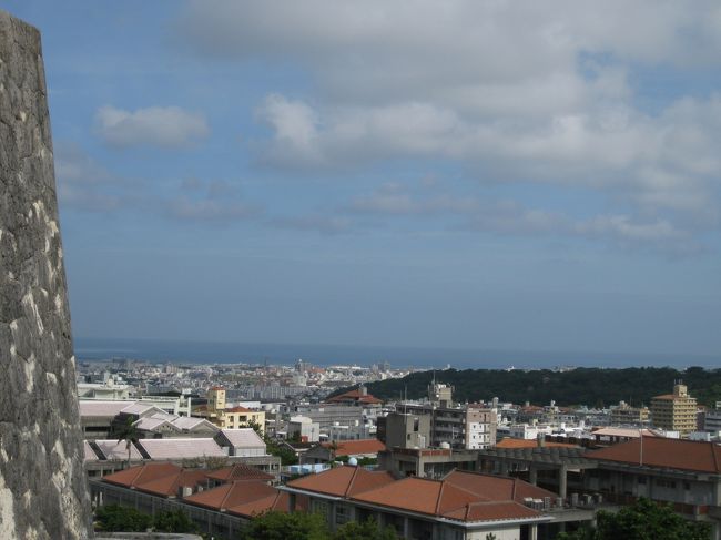 城壁の北側をまわります。<br />いままで旅行したドイツの城塞都市やスコットランドのエディンバラ城を思い出す光景です<br />