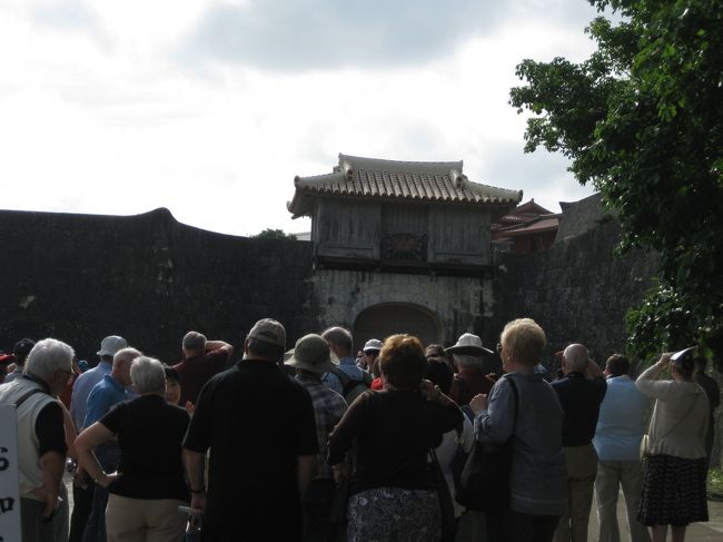 首里城入り口にはまだ9時前ですが多くの外国人観光客が団体で添乗員からの説明を聞いたりしています。<br />英語圏が多そうでした<br />ここを素通りして城の南側にある石畳の小道を目指します<br />