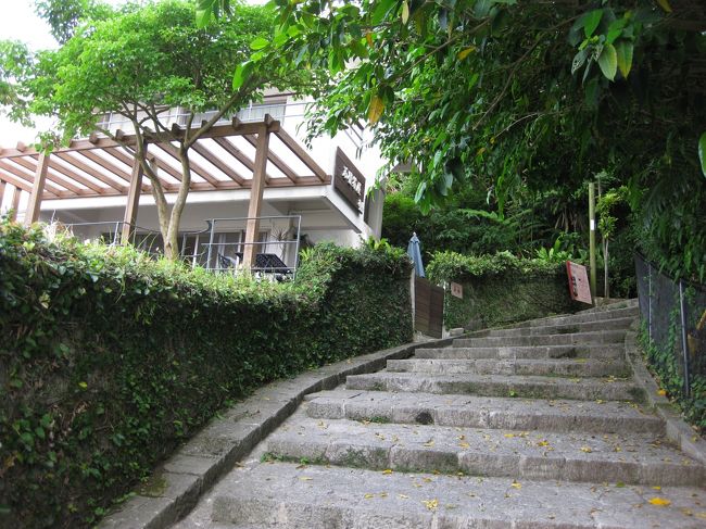 どうやらカフェのようです。<br />「石畳カフェ真珠（まだま）」さんもカフェブログに紹介がありました。<br />10時からだったんですねぇ。1時間弱開店まであったので待てませんでした。<br />下調べしてあったら絶対時間に合わせて散策コースを組んだのに〜、はやり現地思いつきコースだとこんな損がありますね<br />