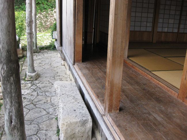 縁側もとても涼しそうです。ここまで1時間近くウォーキングしてきたのでここちよい風通りがあります。カフェがあったらつめたい飲み物を頼みたい気分です<br />