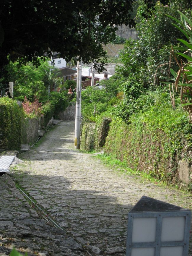 美しい石畳の道を外れると、ふつうの自動車道にあたります。とても地味なスポットなのでお土産やさんが軒を連ねているような賑わいはありません。