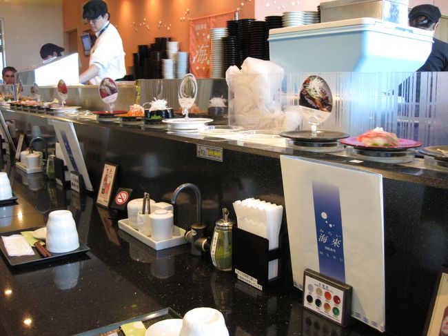 2回出発ロビーの隅にある回転寿司店に行くとまだ10：45頃で開店間もないことから店内は空いていてすぐカウンター席に通してもらえました<br />