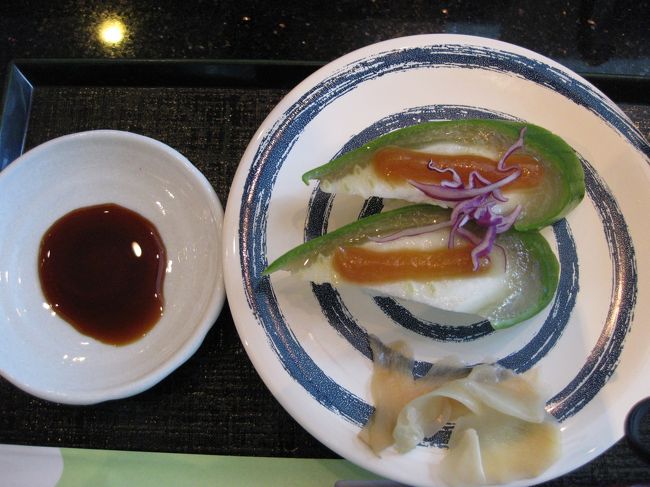 メニューを見ると、沖縄だけのかわったお寿司がいっぱいで嬉しかったです。最後の食事までこんな郷土料理で最高！<br />これは島言葉でナーベーラー、ヘチマのお寿司で一皿￥９０です<br />ナーベーラーチャンプルーみたいな料理では食べたことがあったけど、こんな原型をとどめたヘチマ料理は初めてです。<br />周りの緑のところも、中の白い綿の部分もみずみずしくて柔らかくて美味しかった〜。<br />