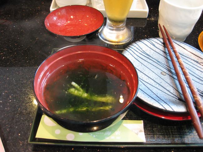 1日目のカフェでおいしかったアーサのお吸い物を注文しました<br />￥190です。白い浮き身は島らっきょうかとおもったらかまぼこでした<br />味付けはちょっと濃い目だったな〜<br />