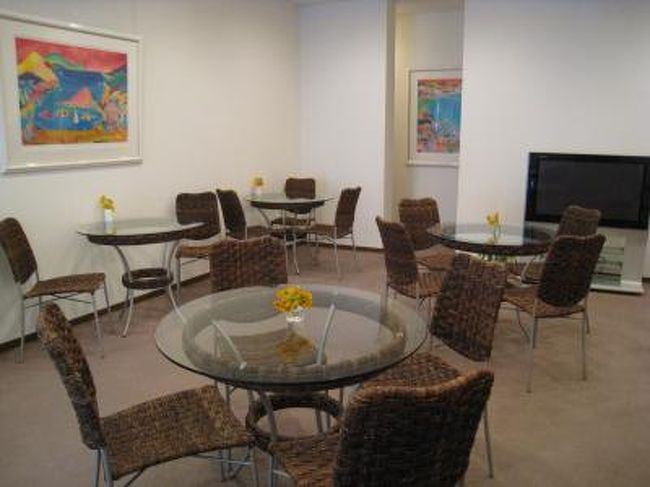 待合室のラウンジ。ハーブティーも飲めます。ここでチェックインをします。