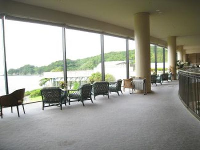 ホテルのラウンジ横にて。朝は、ここでコーヒーを飲みながらいつも海を眺めます。