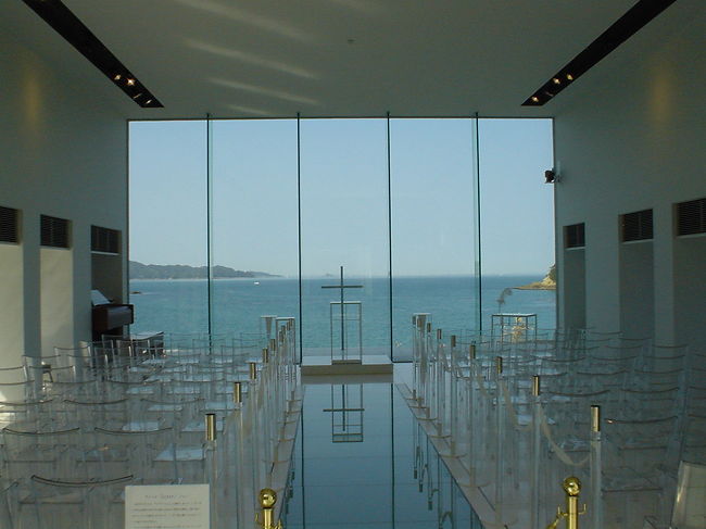 ガラスの教会の中。海が見えて素敵！