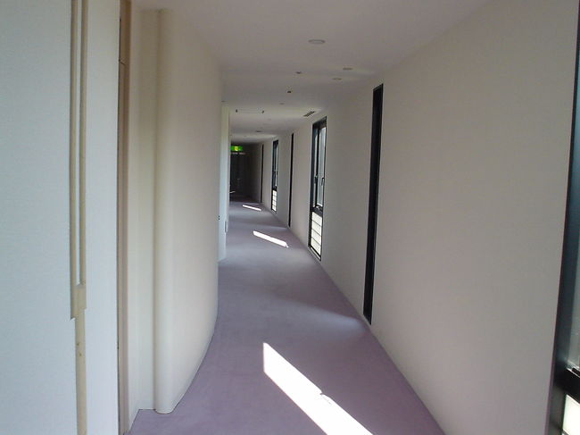 廊下を通ってお部屋へ。今回はデラックスルームです。